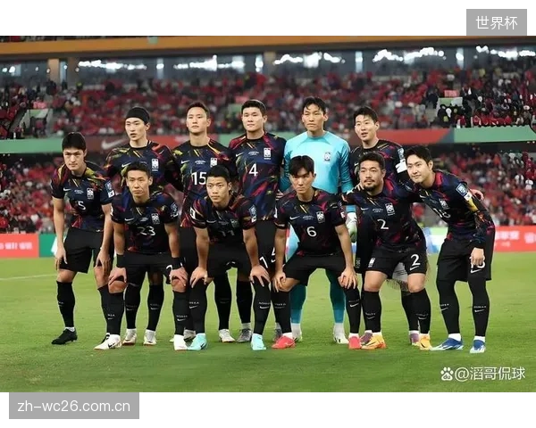 南非队在A组中世界排名最低,面对墨西哥、韩国与捷克,小组出线难度极大,需采取务实的防守反击策略。 南非队在A组中世界排名最低,面对墨西哥、韩国与捷克,小组出线难度极大,需采取务实的防守反击策略。